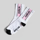 Calcetines divertidos blancos y rosas puestos, mensaje “Coño ya!” visible