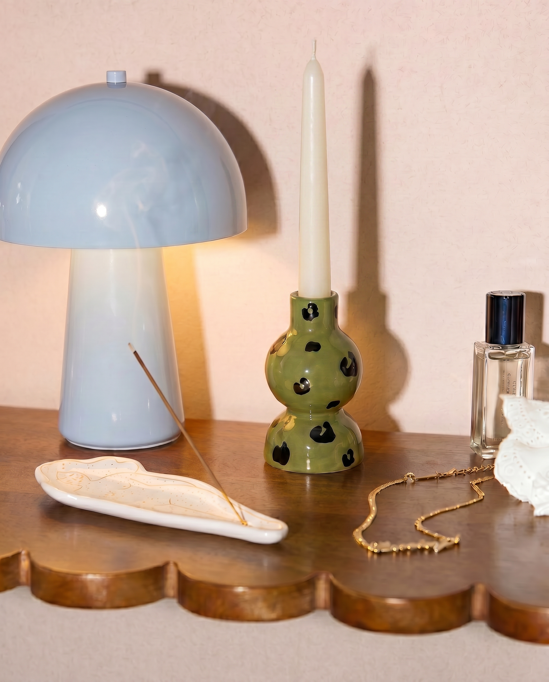 Candelabro de cerámica con estampado animal print verde y negro.