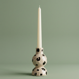 Candelabro de cerámica con estampado animal print blanco y negro.