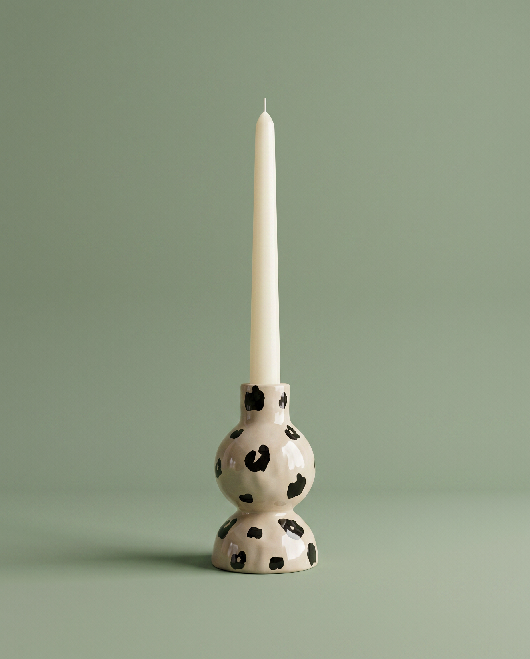 Candelabro de cerámica con estampado animal print blanco y negro.