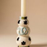 Candelabro de cerámica con diseño de serpiente azul y detalles florales.