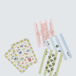 Cartas con ilustraciones de bebidas y aperitivos en tonos pastel, estilo retro