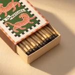 Detalle de la caja de cerillas decorativa A Dopo con ilustración de tigres.