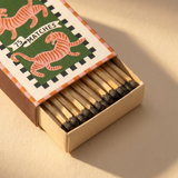 Detalle de la caja de cerillas decorativa A Dopo con ilustración de tigres.