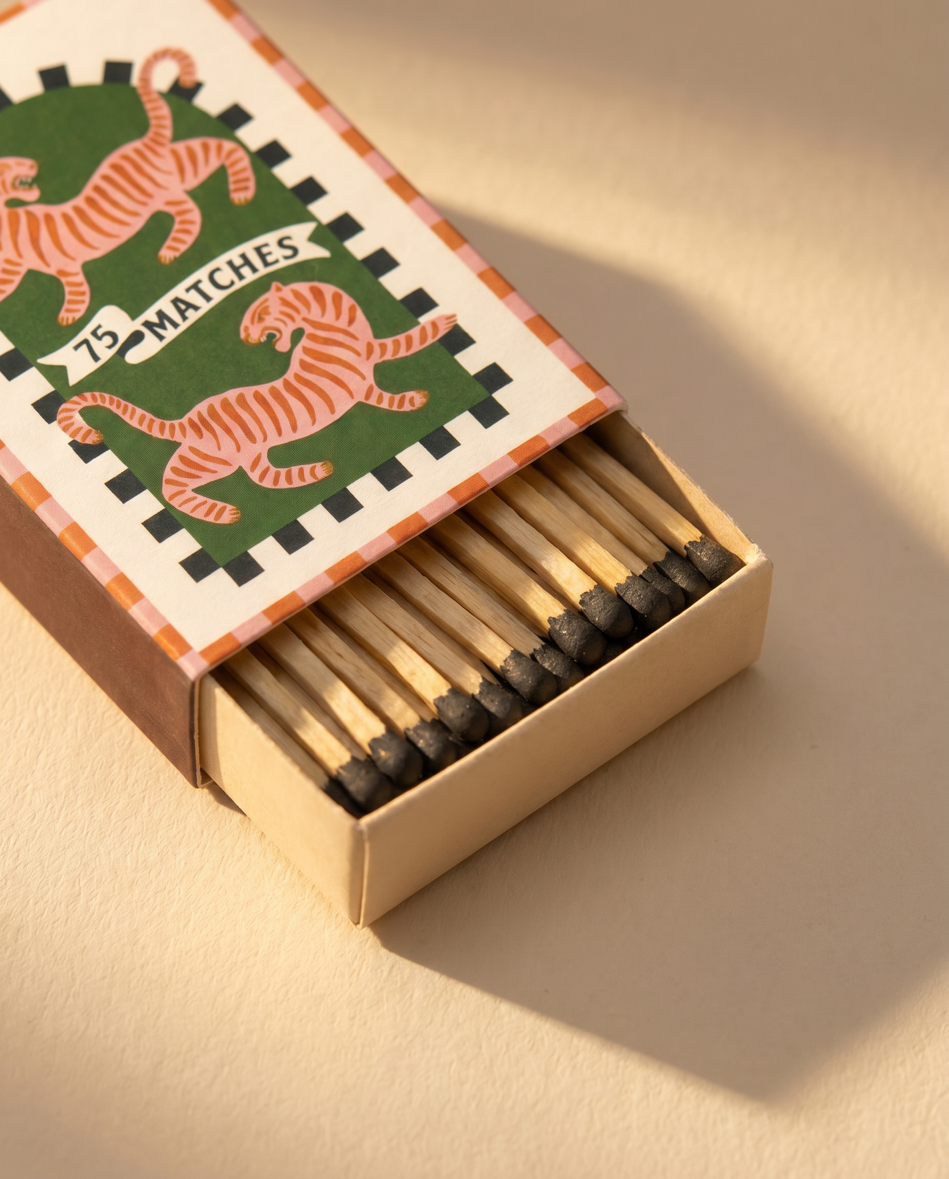 Detalle de la caja de cerillas decorativa A Dopo con ilustración de tigres.