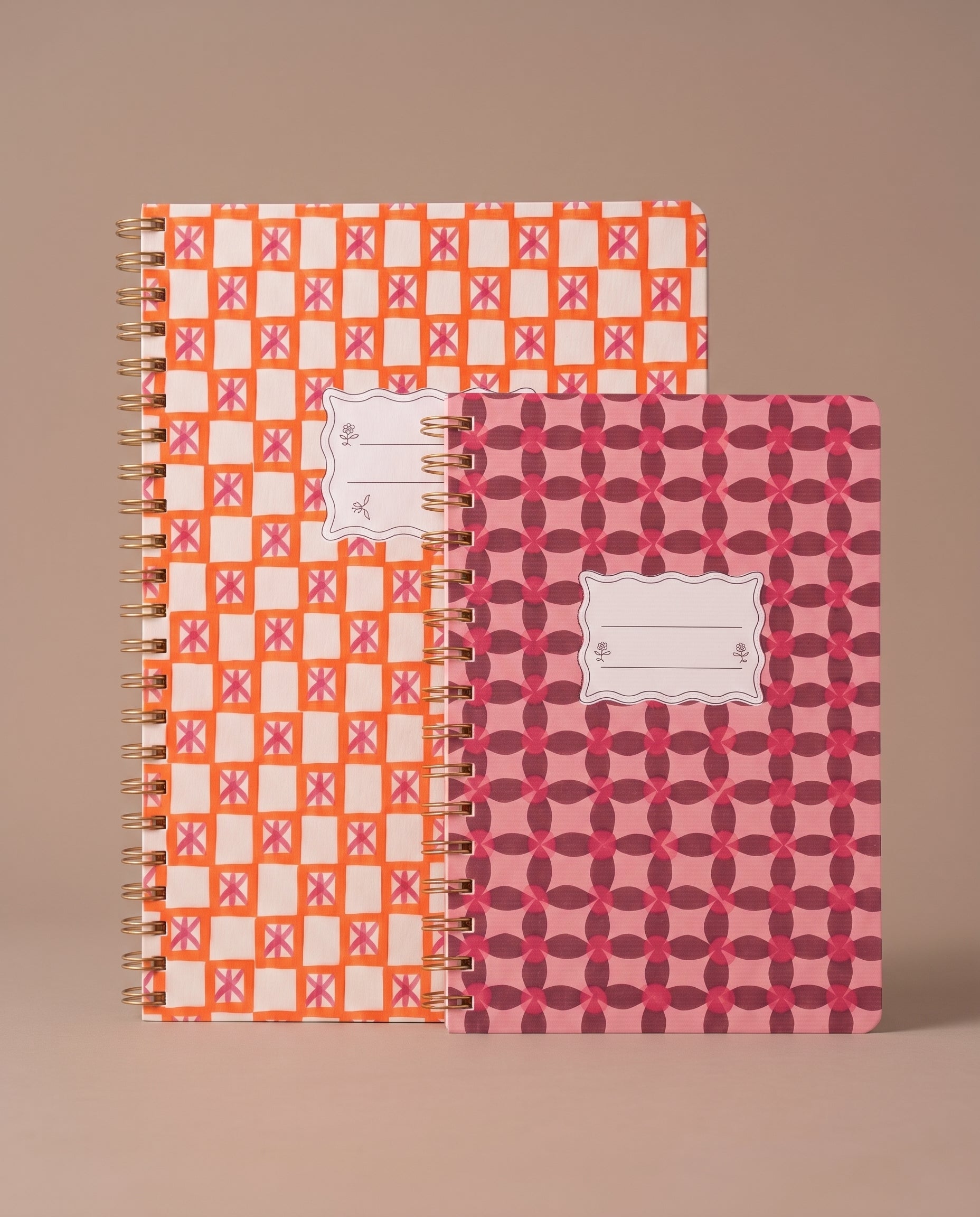 Libretas Orange Check y Pinwheel Pink juntas mostrando sus diseños de portada.