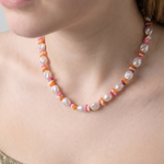 Collar de perlas y cuentas de colores combinado con un look de verano.