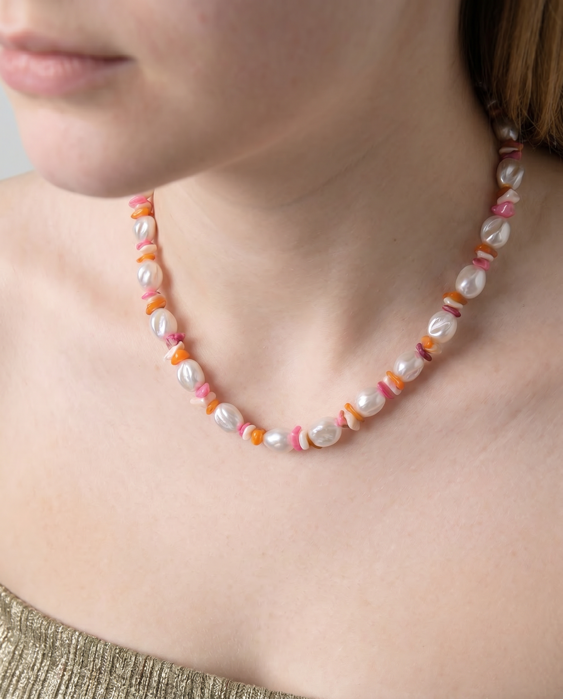 Collar de perlas y cuentas de colores combinado con un look de verano.