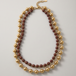 Collar de doble vuelta con cuentas acrílicas burdeos y doradas.