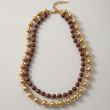 Collar de doble vuelta con cuentas acrílicas burdeos y doradas.