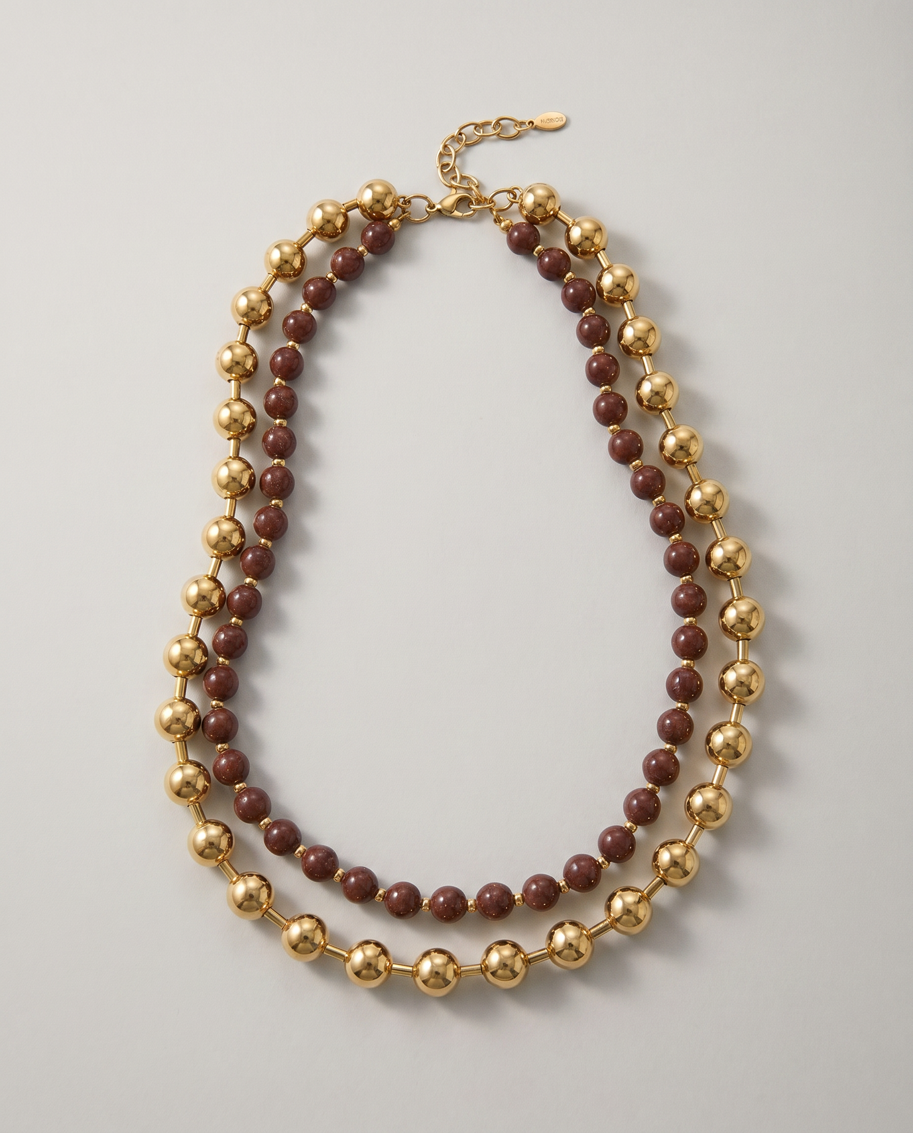 Collar de doble vuelta con cuentas acrílicas burdeos y doradas.