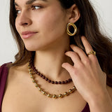 Collar ajustable de doble vuelta con cuentas burdeos y doradas combinado con un look elegante.