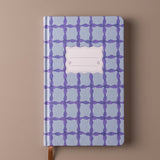 Cuaderno premium de tapa dura con estampado azul y marcapáginas de cinta.