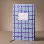 Vista frontal del cuaderno de tapa dura Blue Lattice Tulip.