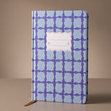Vista frontal del cuaderno de tapa dura Blue Lattice Tulip.