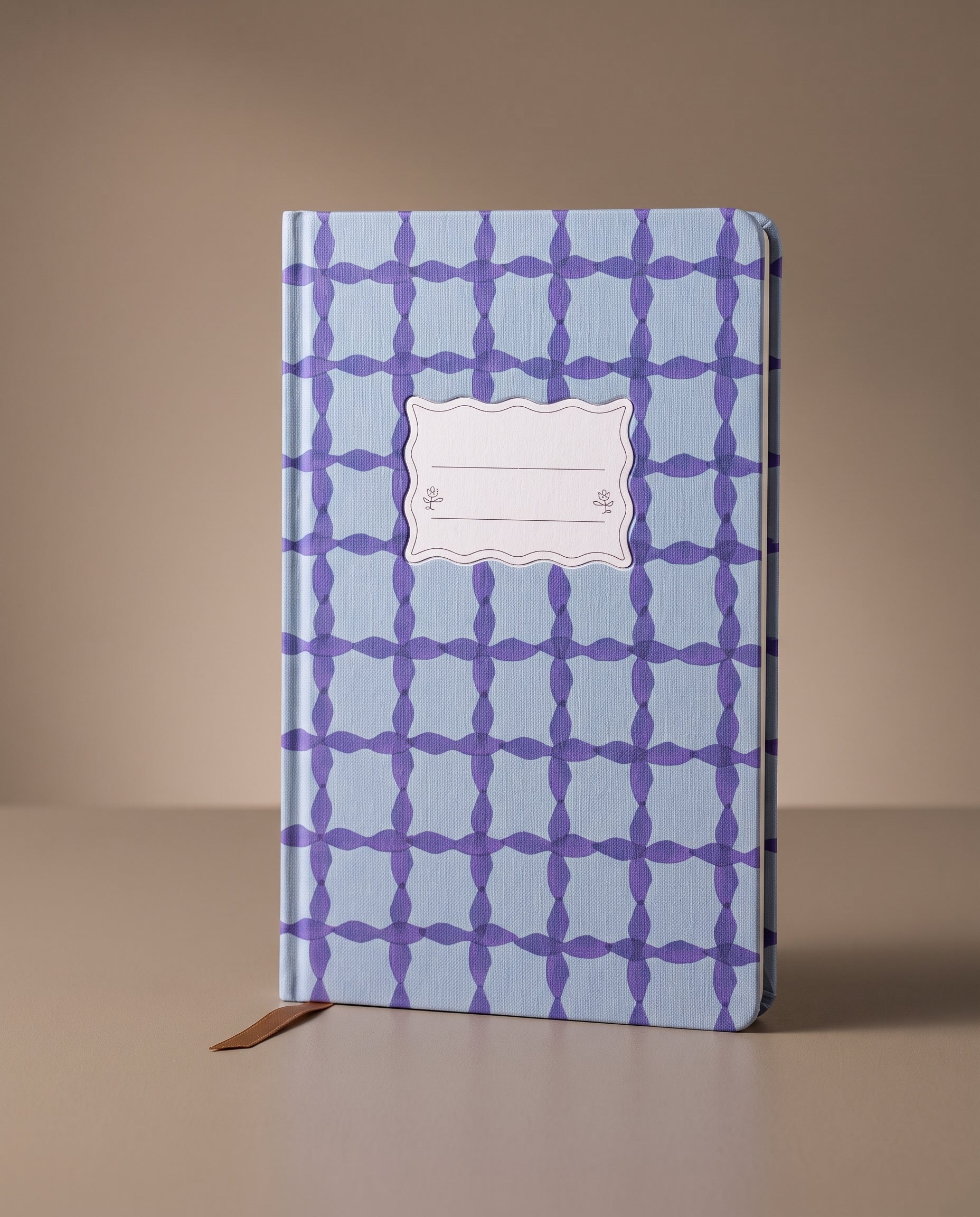 Vista frontal del cuaderno de tapa dura Blue Lattice Tulip.