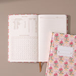 Cuaderno Floral Garden abierto mostrando las páginas interiores rayadas.