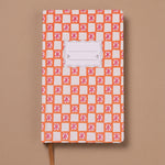 Vista frontal del cuaderno de tapa dura Orange Check Tulip.