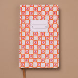 Vista frontal del cuaderno de tapa dura Orange Check Tulip.