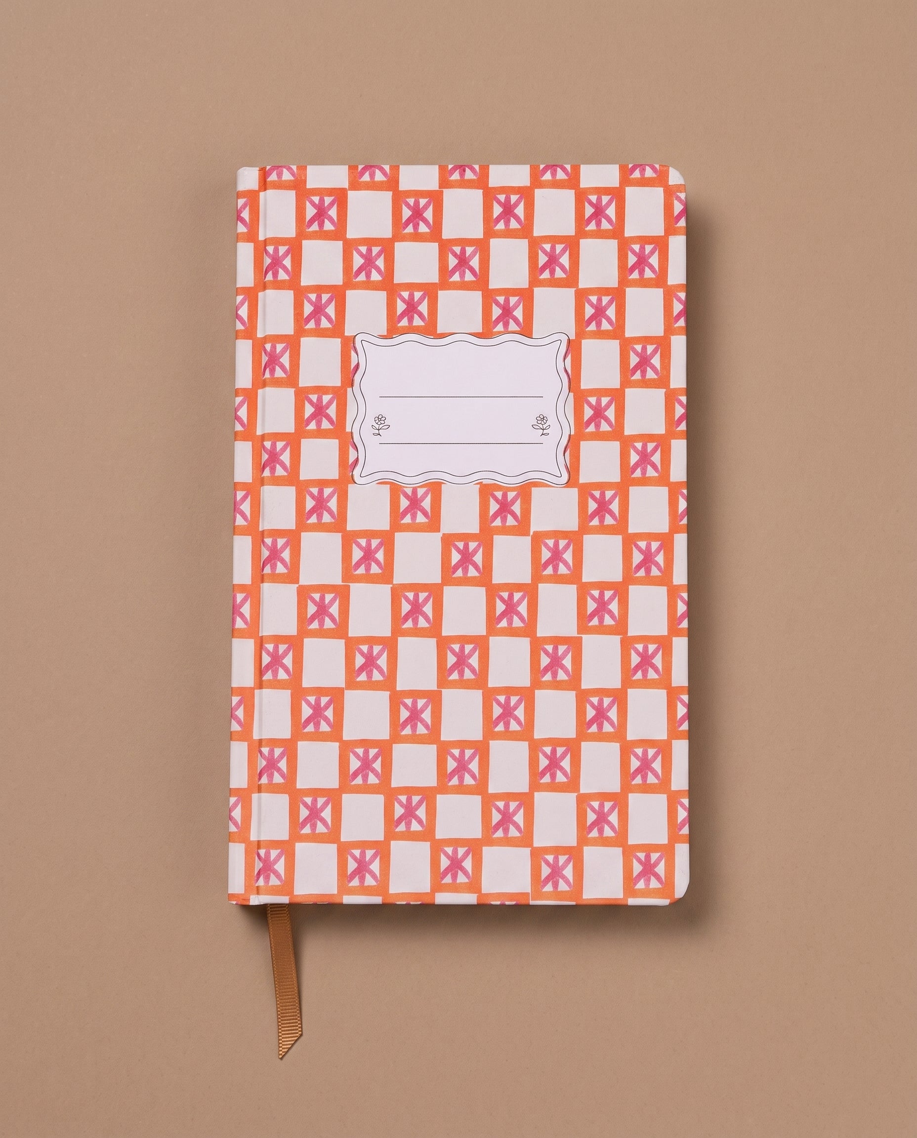 Vista frontal del cuaderno de tapa dura Orange Check Tulip.