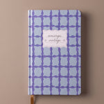 Cuaderno de tapa dura Blue Lattice Tulip con estampado geométrico azul.