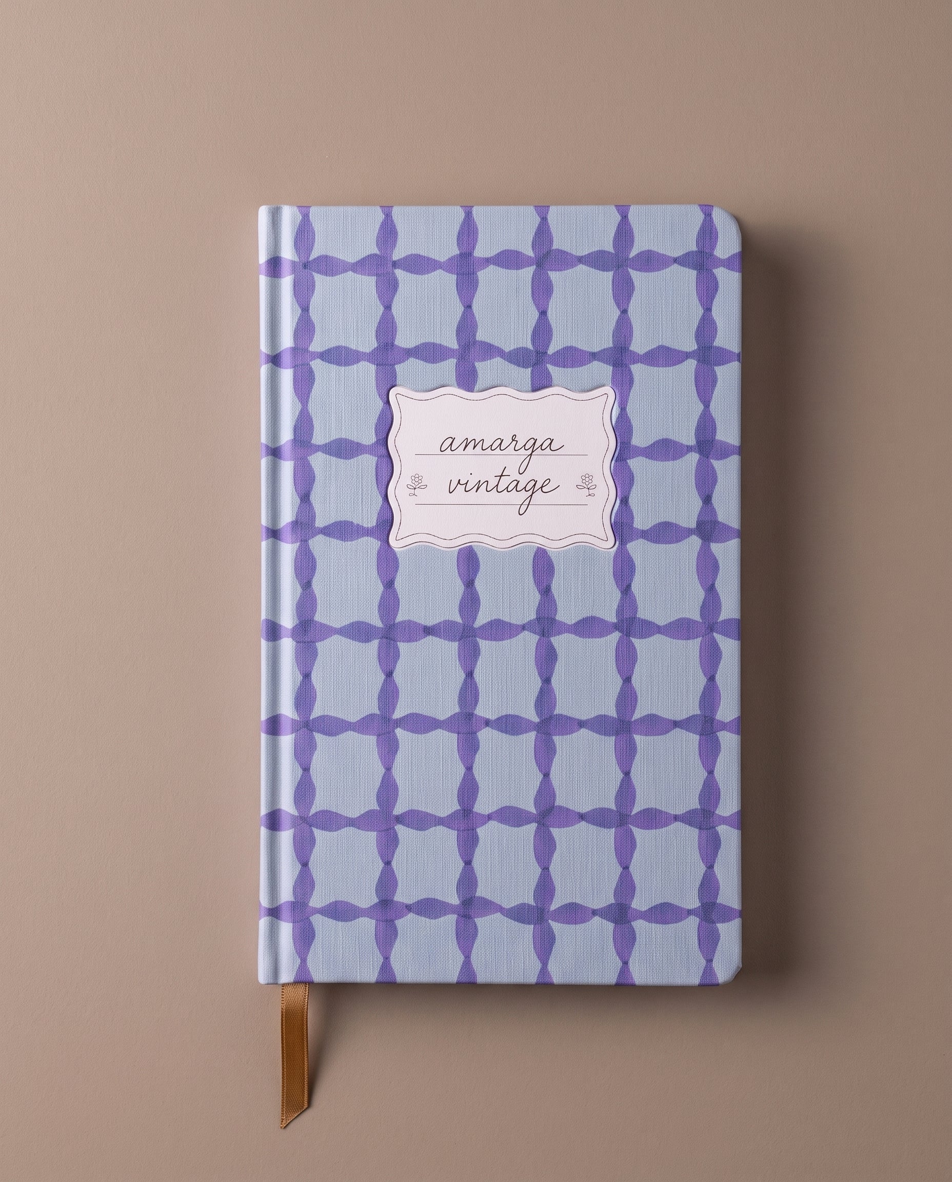 Cuaderno de tapa dura Blue Lattice Tulip con estampado geométrico azul.