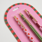 Detalle de los bolígrafos A Dopo Pink con acabados dorados y diseños decorativos.