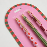 Detalle de los bolígrafos A Dopo Pink con acabados dorados y diseños decorativos.