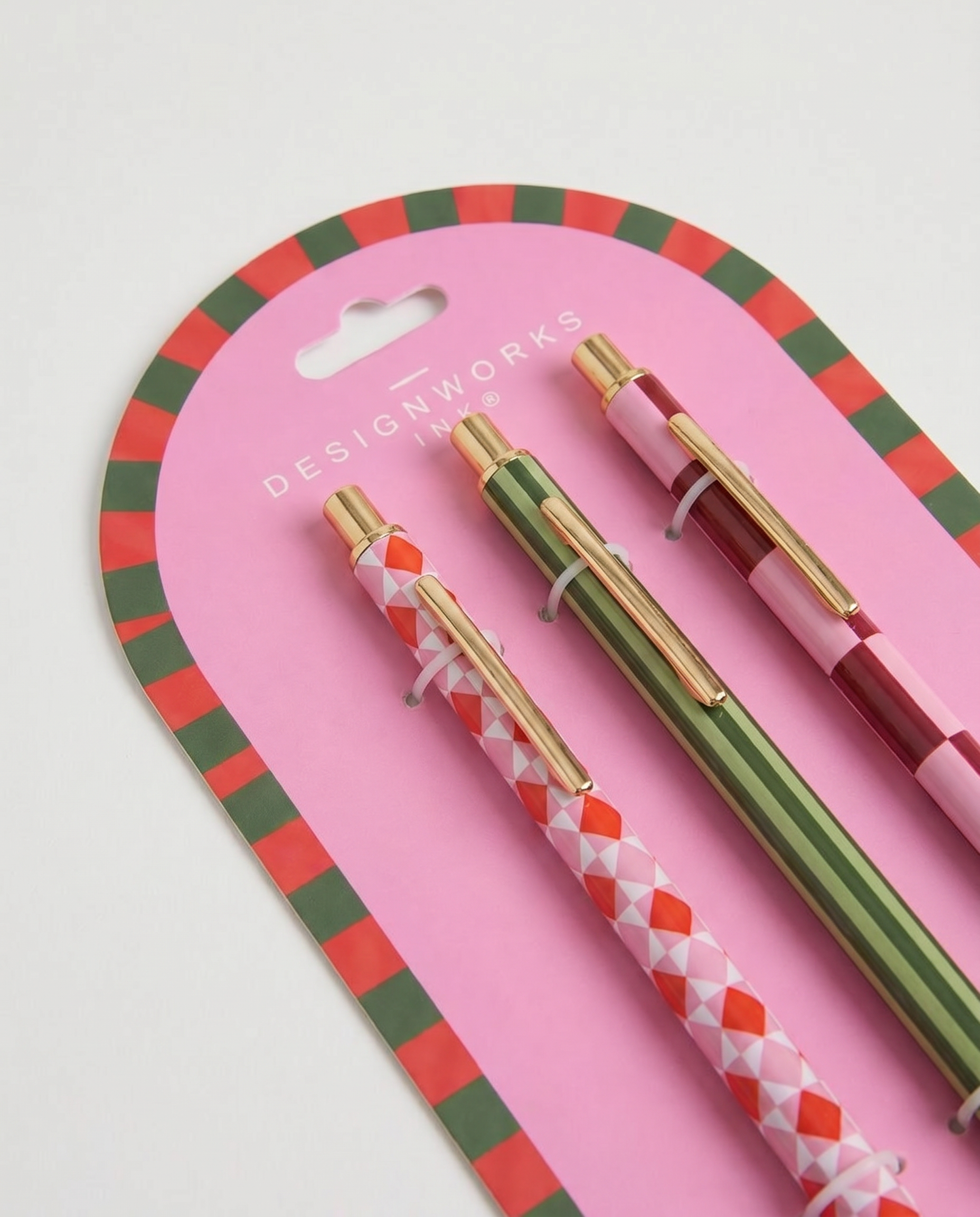 Detalle de los bolígrafos A Dopo Pink con acabados dorados y diseños decorativos.