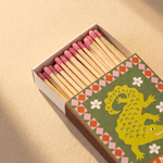 Caja de cerillas A Dopo abierta con cerillas largas de madera y cabeza rosa.