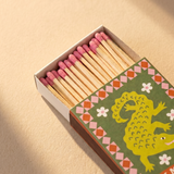Caja de cerillas A Dopo abierta con cerillas largas de madera y cabeza rosa.