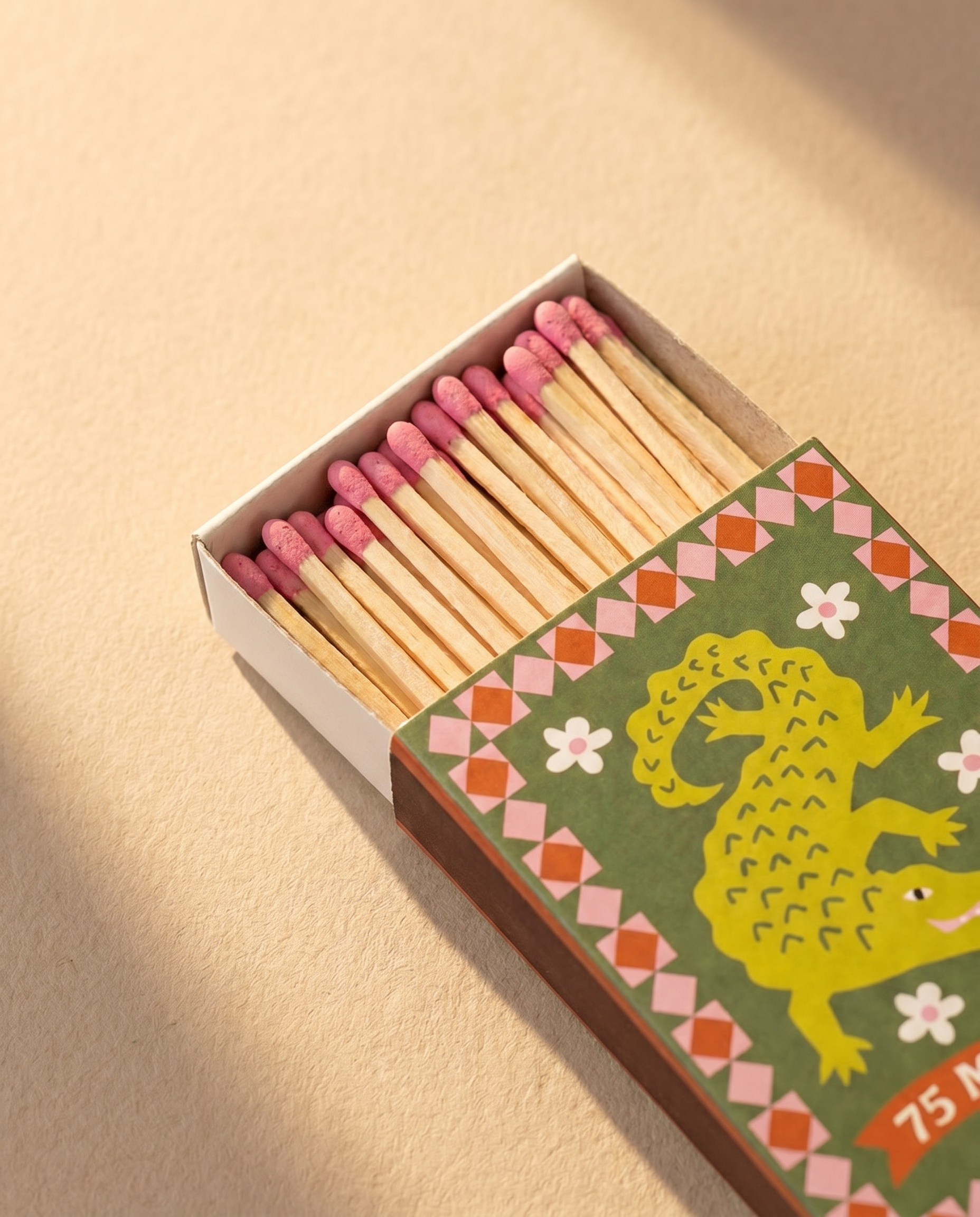 Caja de cerillas A Dopo abierta con cerillas largas de madera y cabeza rosa.