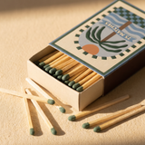 Caja de cerillas A Dopo abierta con cerillas largas de madera.