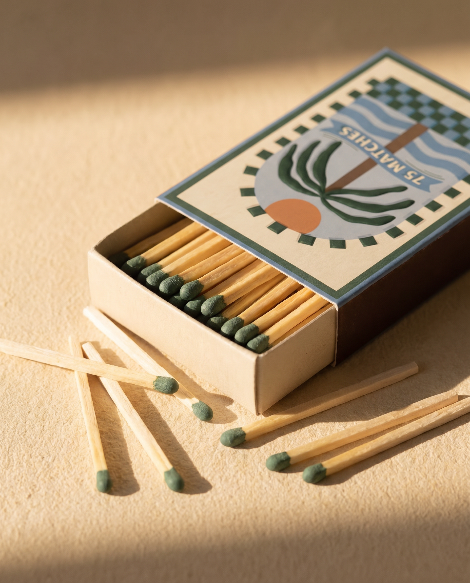 Caja de cerillas A Dopo abierta con cerillas largas de madera.