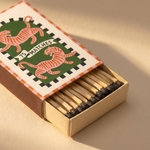 Caja de cerillas A Dopo abierta con cerillas largas de madera y diseño de tigres.