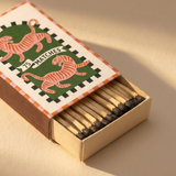 Caja de cerillas A Dopo abierta con cerillas largas de madera y diseño de tigres.