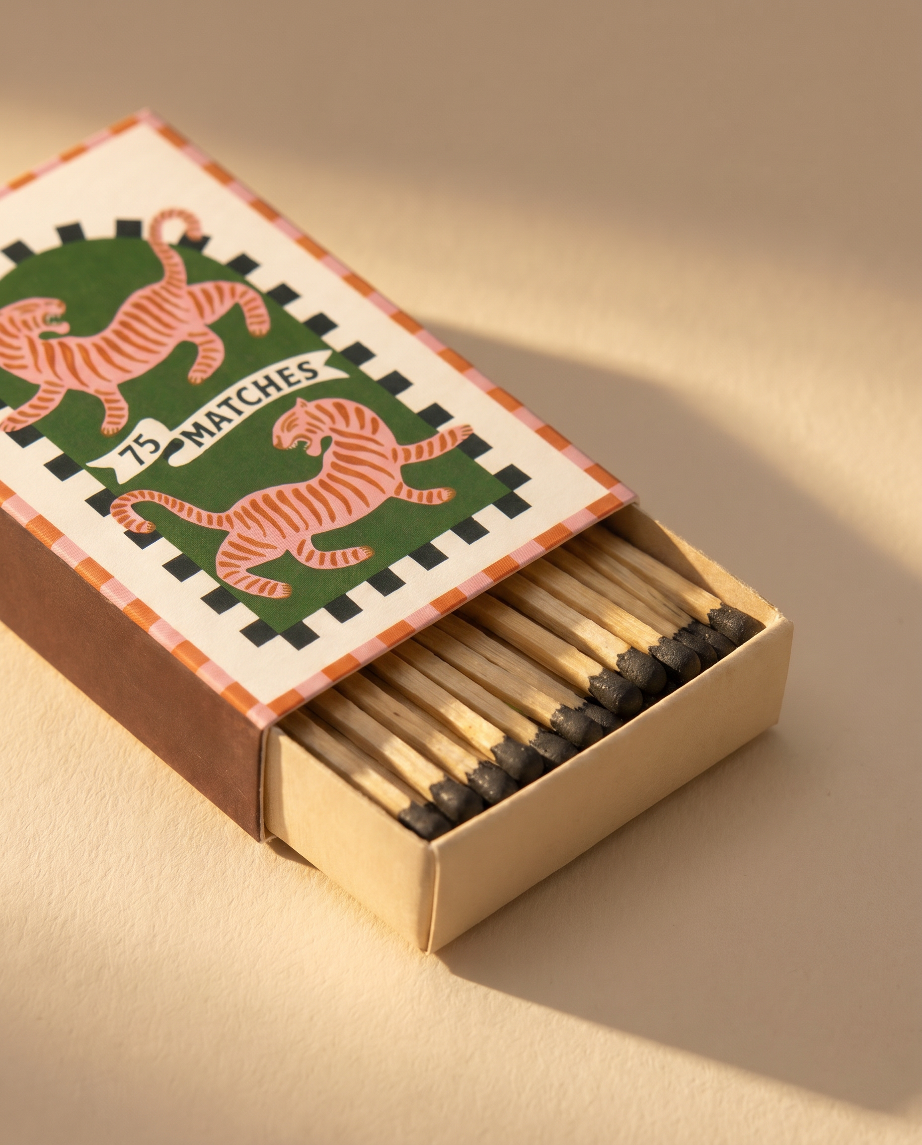 Caja de cerillas A Dopo abierta con cerillas largas de madera y diseño de tigres.