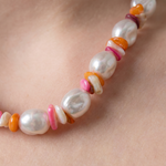 Detalle del collar de perlas naturales con cuentas de colores.