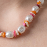 Detalle del collar de perlas naturales con cuentas de colores.