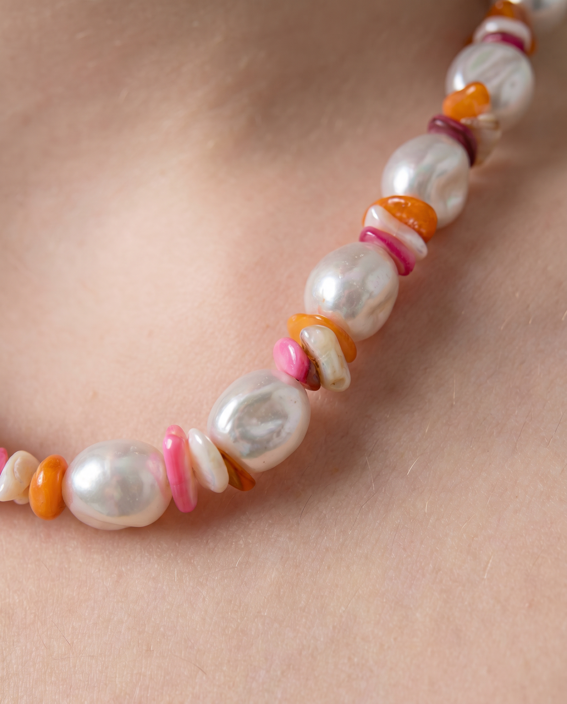 Detalle del collar de perlas naturales con cuentas de colores.