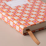 Detalle del lomo y marcapáginas de cinta del cuaderno Orange Check Tulip.