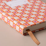 Detalle del lomo y marcapáginas de cinta del cuaderno Orange Check Tulip.