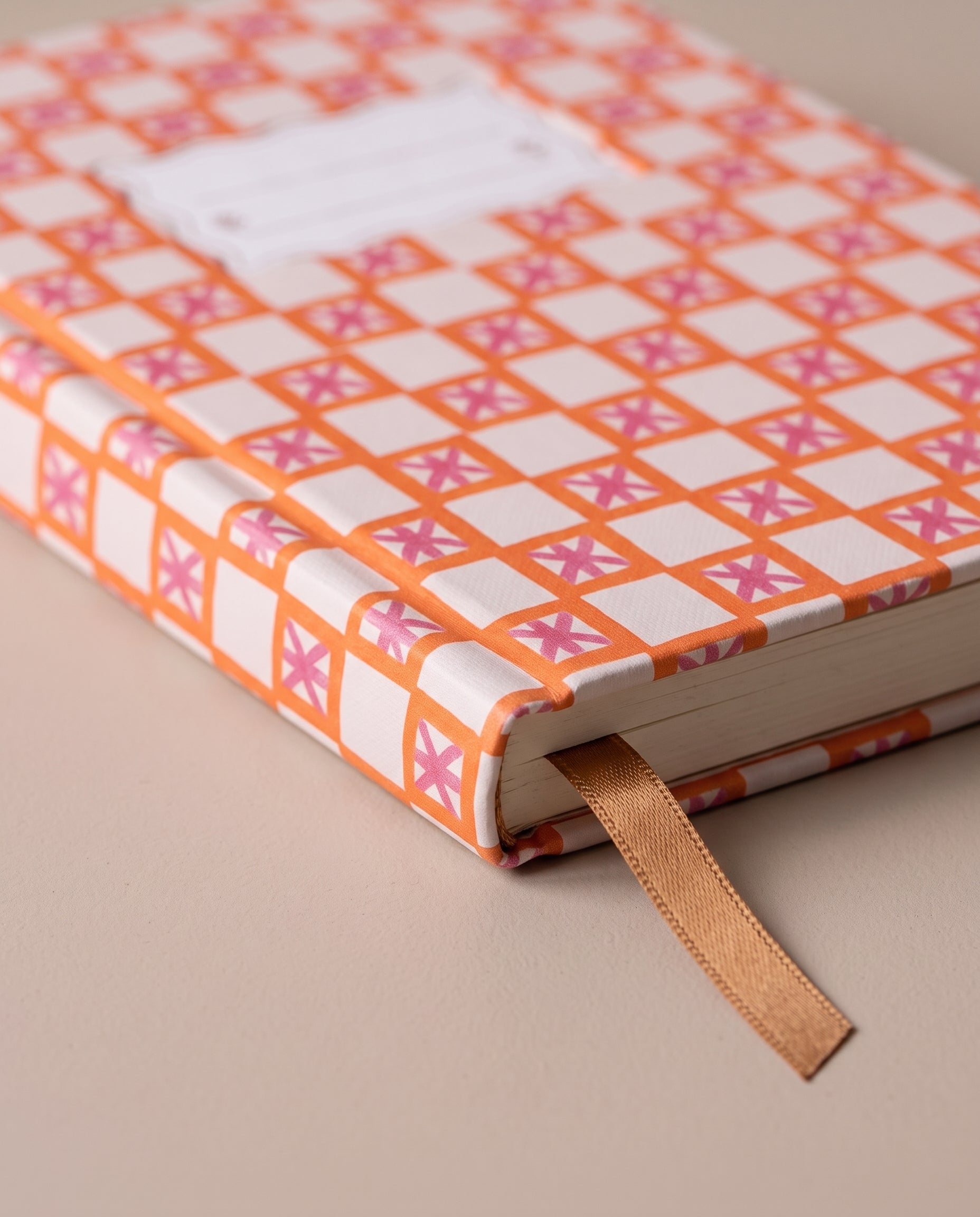 Detalle del lomo y marcapáginas de cinta del cuaderno Orange Check Tulip.