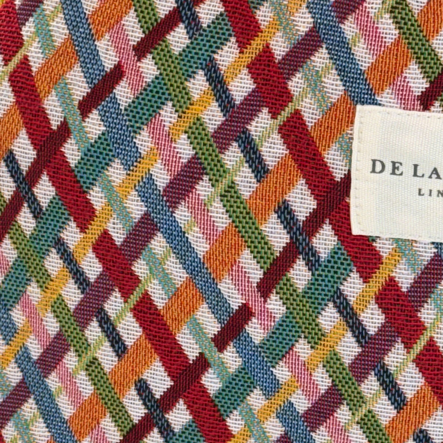 Detalle del tejido jacquard de colores vivos con etiqueta De La Mur