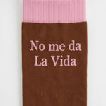 Detalle de la frase bordada “No me da la vida” en calcetines marrón y rosa