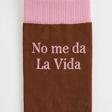 Detalle de la frase bordada “No me da la vida” en calcetines marrón y rosa
