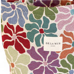Detalle del estampado floral en tela gruesa de jacquard y etiqueta De La Mur Lime.
