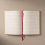 Interior del cuaderno Cocodrilo con páginas rayadas y marcapáginas de tela.