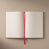 Interior del cuaderno Cocodrilo con páginas rayadas y marcapáginas de tela.