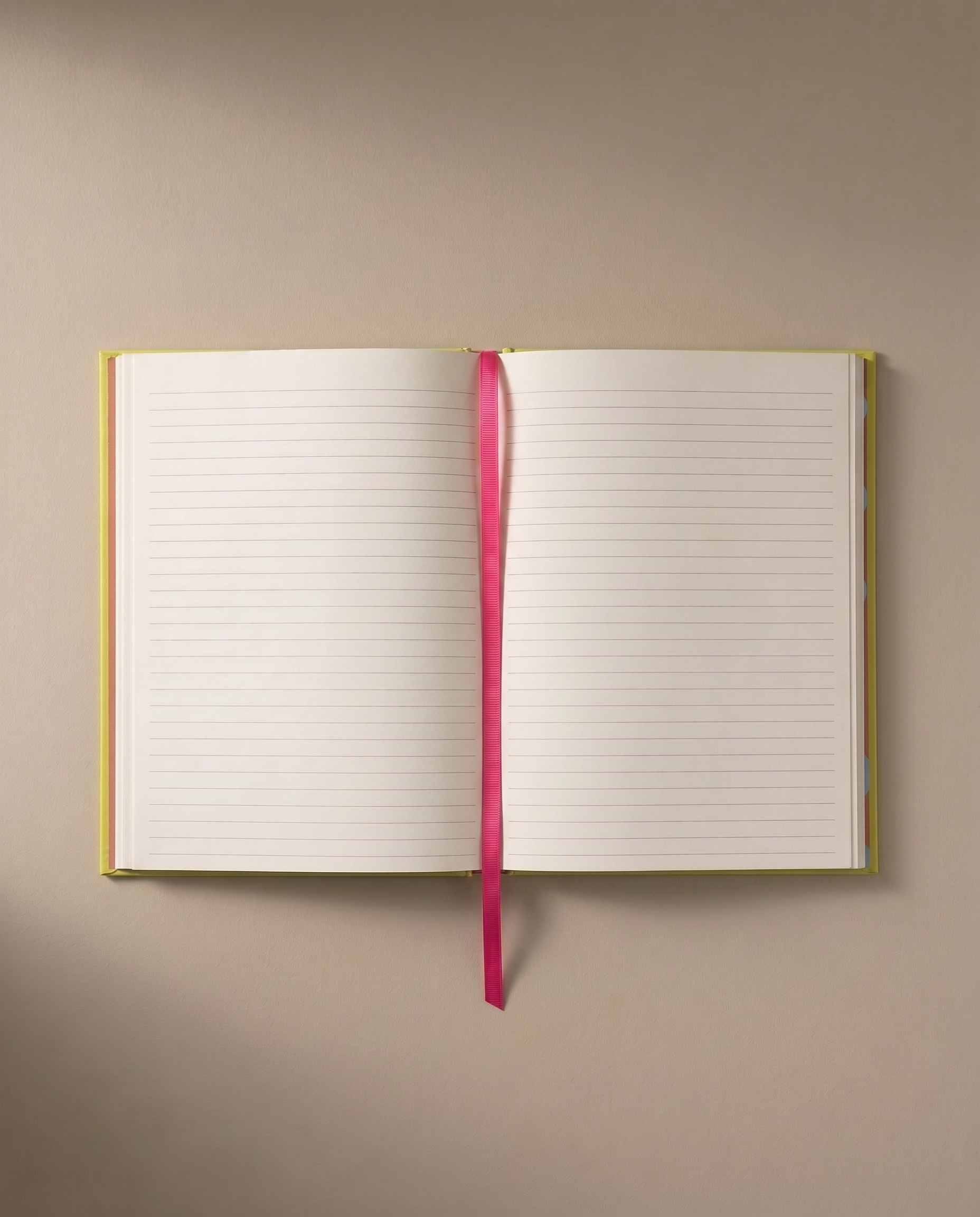 Interior del cuaderno Cocodrilo con páginas rayadas y marcapáginas de tela.